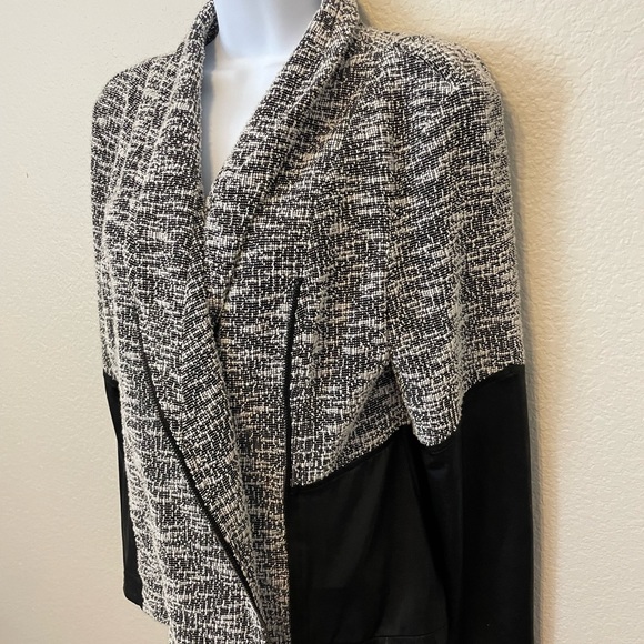 Jessica Simpson zip up jacket, knit. Black and white two toned size large - Picture 2 of 7